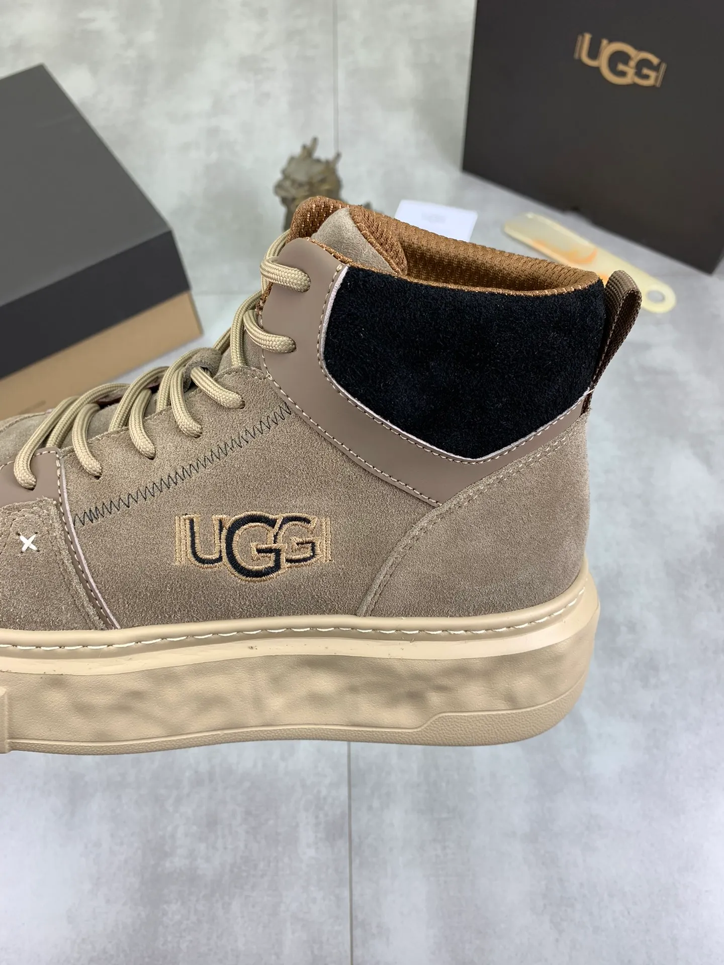 Men's shoes 💰P640 [New style] 💰 🆘 "Real wool" [UGG] 👉The popular men's shoes are synchronized with the official website 🔰The quality of the genuine products [satisfied] is not comparable to the imitations in the general market 🌀The upper is imported Italian frosted cowhide, and the lining is: foot pad 🅰️ grade 🐑Real wool👻Only Grade A can show the effect The hand feels smooth and delicate 🔱The shoe shape is grand, only genuine manufacturers can achieve it 🎄The perfect toughness of the original outsole 👻⬛️ can allow customers to bid farewell to one-time consumption. Real wool lining, super warm. Available in brown or gray. Number of yards: 39-44